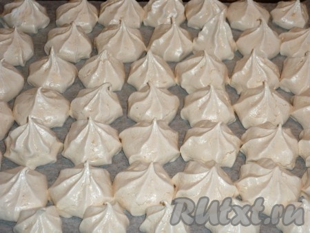 Поставить противень в холодную духовку. Выставить температуру 100-110 градусов и высушивать безе 60-90 минут (время приготовления зависит от размера ваших безе). В первые 50 минут выпечки духовку не открывать.