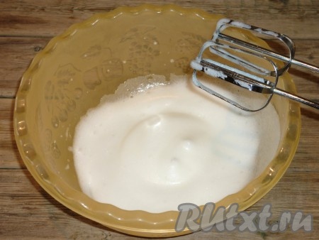 Сразу отмерить 180 грамм сахара. 180 грамм сахара - это примерно 1 стакан объёмом 200 миллилитров. При помощи миксера на максимальных оборотах взбить белки с щепоткой соли в устойчивую пену.