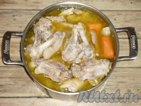 По истечении времени очищенные лук и морковь, соль, перец, лавровый лист добавить в кастрюлю и продолжить варить ещё 2-2,5 часа на очень медленном огне.&nbsp;
