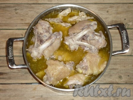 Довести до кипения, убавить огонь до минимума (должен кипеть еле-еле), убрать ложкой образовавшуюся пену, варить 2,5 часа.
