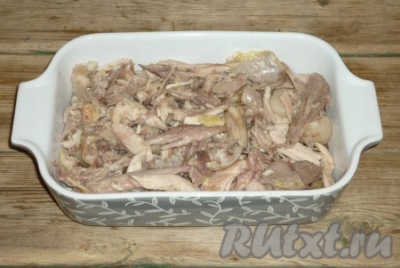 Мясо разложить по формам и залить горячим бульоном.