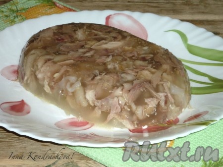 Чтобы вынуть холодец из формы после застывания, необходимо на 10 секунд опустить форму в горячую воду и опрокинуть холодец прямо на тарелочку.
