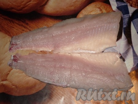 Отделить рыбу от хребта и ребер, разрезав на две филейные части. Аккуратно убрать мелкие косточки. Кожу я не снимала, но это по желанию.

