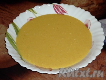 Яйца взбить венчиком, влить молоко, добавить соль и перемешать. По ложке всыпать муку, тщательно перемешивая. Кляр должен получиться без единого комочка, а по консистенции напоминать сметану.&nbsp;
