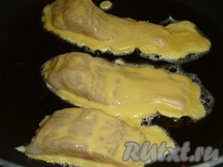 Филе толстолобика окунуть в кляр и обжарить на сковороде на разогретом растительном масле по 3-4 минуты с каждой стороны.
