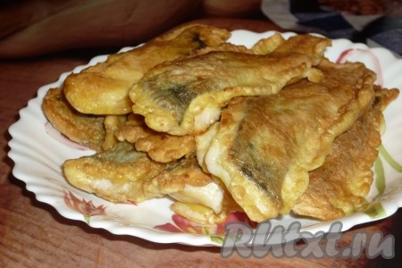 Готовые кусочки рыбы выложить на бумажное полотенце, чтобы убрать лишний жир. 