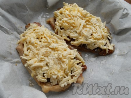 Сырную массу щедро разместить на мясо поверх грибов.
