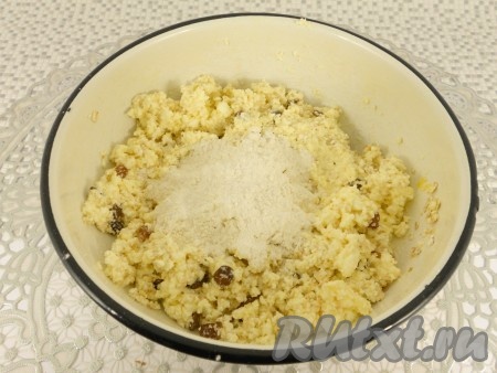 Тщательно перемешать творожно-овсяное тесто и оставить на 30 минут. По прошествии 30 минут творожно-овсяное тесто для сырников должно быть комковатым, липнущим к рукам, но при этом держащим форму. Если же тесто получилось слишком влажным, как у меня, тогда добавьте немного муки и перемешайте. Муку нужно добавлять понемногу, полностью вмешивая её в тесто. Если тесто будет не влажным, то сырники можно готовить и без добавления в тесто муки.