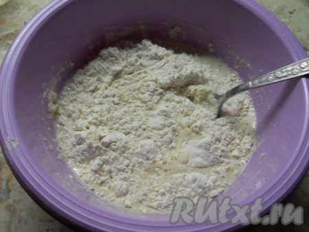 Когда дрожжи "оживут", то есть появится "шапочка", всыпать в миску просеянную муку и соль. Замешивать тесто ложкой.
