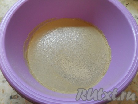 Приготовление теста: в теплую воду всыпать дрожжи и сахар. Перемешать, прикрыть миску полотенцем и оставить в теплом месте на 10-15 минут.