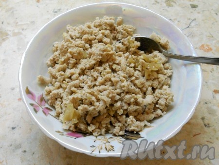 Затем мясо остудить и перекрутить на мясорубке.