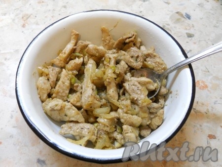 Обжарить свинину на растительном масле вместе с нарезанным луком, посолив немного и поперчив, влить соевый соус. Обжаривать мясо вначале на достаточно сильном огне до румяного цвета, помешивая. Затем обжаривать на небольшом огне до готовности (минут 7-10), периодически перемешивая.
