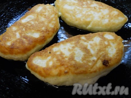 Сформировать пирожки и аккуратно поместить их на разогретую с растительным маслом сковороду. Жарить пирожки с мясом на среднем или небольшом огне до румяного цвета с обеих сторон. Жарятся пирожки достаточно быстро - минуты по 3-4 с каждой стороны.
