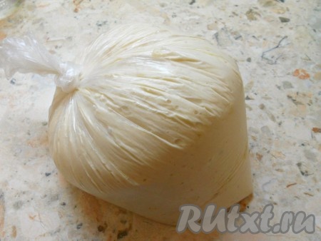 Поместить пакет с тестом в холодильник на 2 часа. За это время тесто хорошо подойдет.