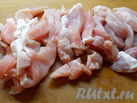 Пока тесто находится в холодильнике, приготовить мясную начинку. Свинину нарезать кусочками (брусочками).
