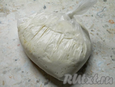 Тесто поместить в целлофановый пакет, завязать.