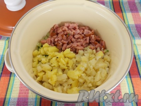 Также нарезать ветчину и очищенный картофель, отправить к яйцам и огурцам.
