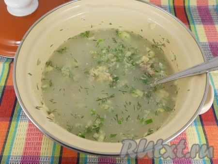 Влить охлажденную воду, добавить лимонный сок, сахар и соль по вкусу, перемешать.
