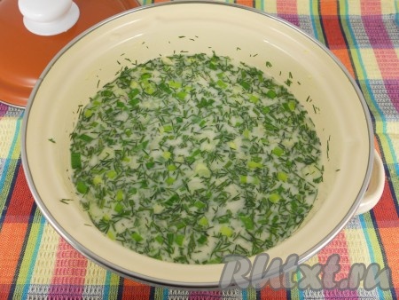 Окрошка готова! Ее нужно поместить в холодильник и дать настояться хотя бы 1 час.