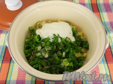 Добавить измельченную зелень лука, петрушки и укропа, майонез.
