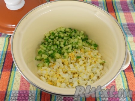 Картофель и яйца отварить, остудить и очистить. Нарезать яйца и свежие огурцы маленькими кубиками.
