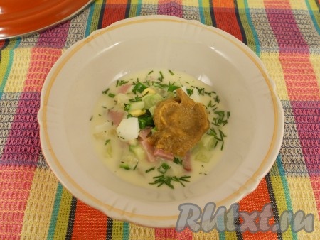 Далее в небольшую мисочку поместить несколько ложек густой части окрошки, добавить горчицу, перемешать и вылить содержимое мисочки обратно в кастрюлю. Еще раз перемешать все.