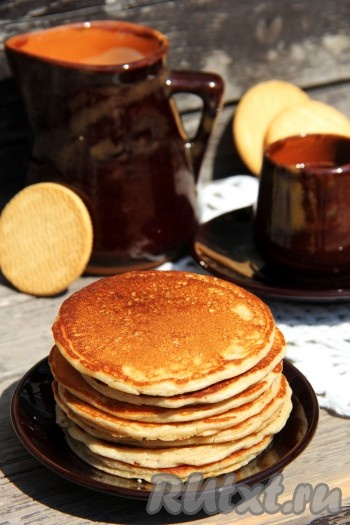 Нежные, вкусные оладьи, приготовленные из творога с добавлением овсяной муки, к столу подать с вареньем, мёдом или сметаной.