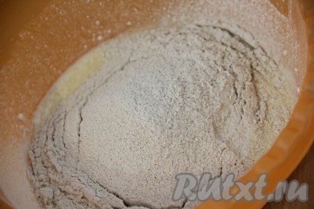 Всыпать разрыхлитель и половину овсяной муки, тщательно перемешать венчиком. Если нет овсяной муки, можно взять овсяные хлопья, измельчить их погружным блендером (или кофемолкой) до получения однородной массы, похожей на муку, пропустить через сито и овсяная мука готова.