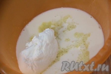 Затем влить молоко и добавить творог. Творог можно предварительно перетереть через сито, я этого не делала, так как творог взяла пастообразный. Перемешать творожно-молочную смесь венчиком до однородности.