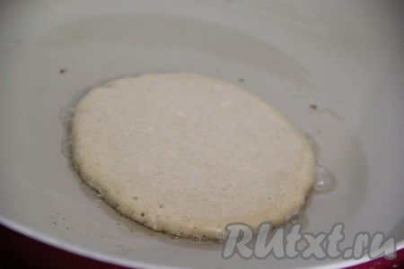 В сковороду влить растительное масло, поставить на огонь и очень хорошо разогреть. Я решила не жарить маленькие оладьи, поэтому в сковороду для формирования каждого оладушка вливала по 3 столовых ложки теста. При желании вы можете пожарить и более маленькие оладьи, выкладывая для формирования каждого оладушка по 1,5-2 столовых ложки теста.