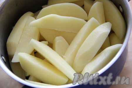 Картофель очистить и нарезать на крупные дольки.  