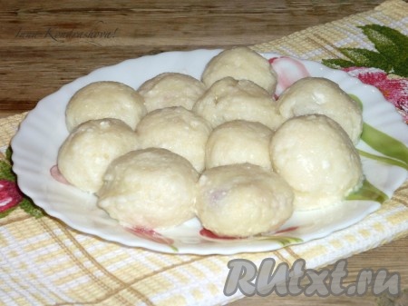 Вкусные, сытные ленивые вареники, приготовленные из творога с сочной вишней внутри, горячими подать к столу.