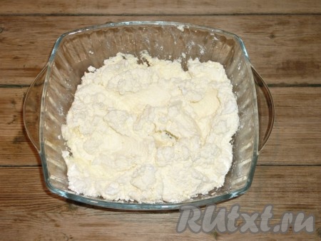 Получившуюся творожную массу пробить погружным блендером (или тщательно размять вилкой) до однородности.