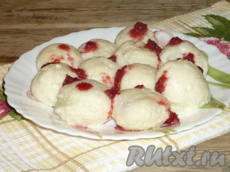 Отличным дополнением к ленивым вареникам из творога с вишней станет сметана или вишнёвый соус.