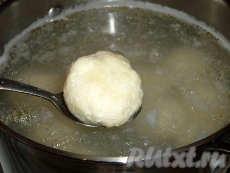 В кастрюле вскипятить воду с добавлением щепотки соли и 1 чайной ложки подсолнечного масла, выложить ленивые вареники с вишней. Дать воде закипеть, уменьшить огонь до среднего. После того как вареники всплывут, дать им провариться ещё 3 минуты и после этого достать шумовкой из воды.