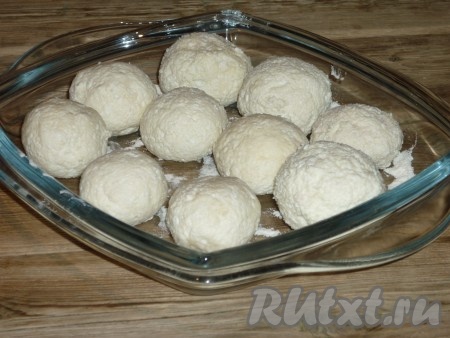 Аналогично сформировать оставшиеся заготовки. У меня обычно получается 15-17 ленивых вареников с вишней.