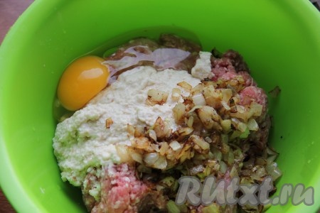 Лук мелко нарезать и обжарить на разогретом растительном масле, помешивая, до золотистого цвета. К смеси фарша и булочки добавить яйцо, обжаренный лук, соль, перец, мускатный орех.
