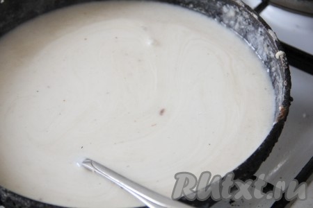 Тонкой струйкой влить на сковороду бульон и тщательно перемешать до получения однородной массы. Посолить, довести на среднем огне до кипения, влить сливки и выключить газ.
