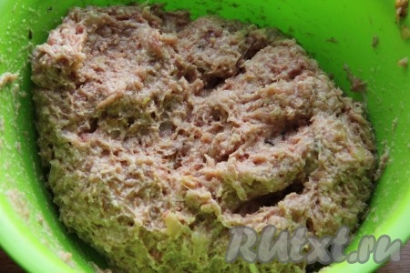 Фарш тщательно вымесить до получения однородной массы.
