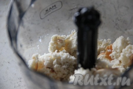 Хлеб залить сливками и измельчить блендером до получения однородной пастообразной массы.
