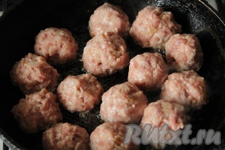 Из фарша сформировать маленькие шарики - фрикадельки, выложить их на сковороду с разогретым растительным маслом. Обжарить фрикадельки со всех сторон на сильном огне до румяной корочки.
