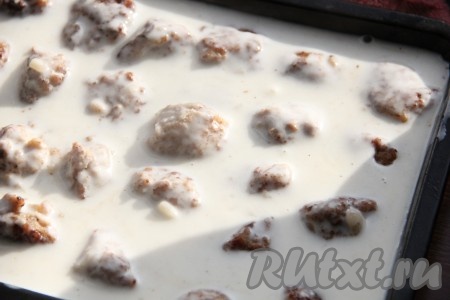 Фрикадельки выложить на&nbsp;противень и залить приготовленным сливочным соусом.
