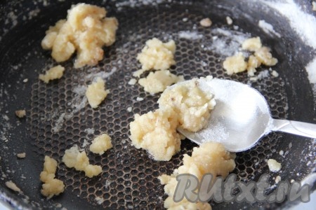 Для приготовления соуса растопить на сковороде сливочное масло, добавить муку и, непрерывно помешивая, слегка обжарить полученную смесь.
