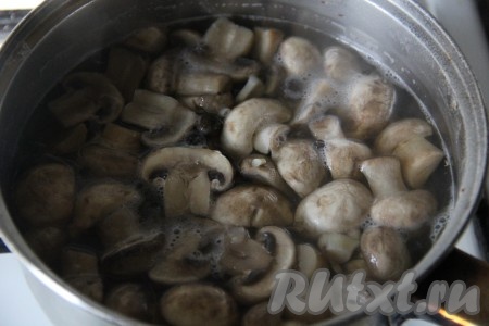 Через 10 минут влить в кастрюлю уксус и проварить еще 10-15 минут.
