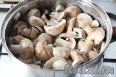Шампиньоны очистить, вымыть. Если грибы крупные, разрезать их. Добавить в кипящую воду шампиньоны и проварить на небольшом огне в течение 10 минут.
