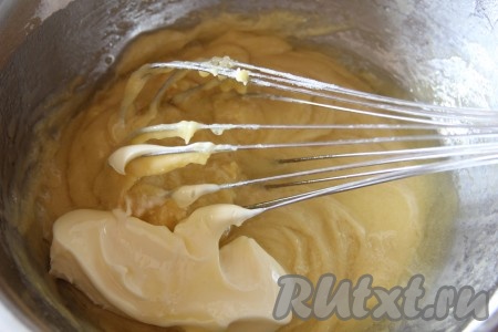 Затем выложить размягчённое сливочное масло, смешать его с тестом. Далее по столовой ложке добавлять оставшуюся муку, каждый раз вмешивая её в тесто. Итоговое тесто для заливного пирога должно получиться однородным, гладким, напоминающим в меру густую сметану. Возможно, муки потребуется чуть больше или меньше, чем указано в ингредиентах, поэтому советую муку всыпать постепенно, хорошо вмешивать её, контролируя консистенцию теста.