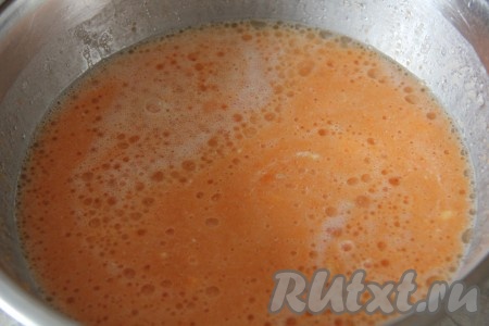 В теплой воде растворить сахар и дрожжи, оставить для брожения на 10 минут. К полученной массе добавить соль, растительное масло, сметану, стакан тыквенного пюре и перемешать.
