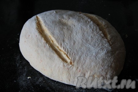 Из подошедшего теста сформировать хлеб и отправить на противень, застеленный пергаментом, на 40 минут для расстойки. Затем на тесте сделать надрезы.
