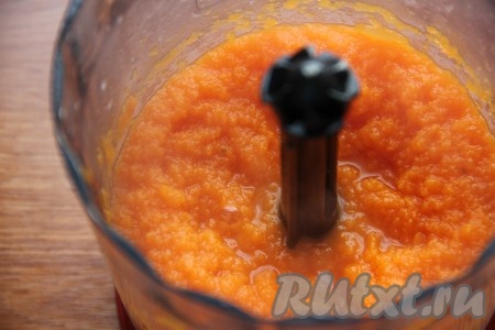 Тыкву очистить от кожуры, разрезать на кусочки и запечь до мягкости в духовке или микроволновке без добавления воды. Дать готовой тыкве остыть и превратить ее в пюре.
