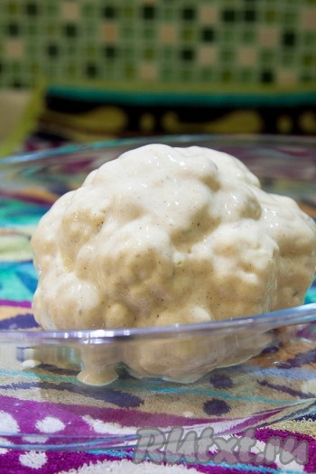 Отварите капусту, дайте немного остыть. Погрузив капусту в чашку с соусом обваляйтесь ее, хорошо обмазав со всех сторон.